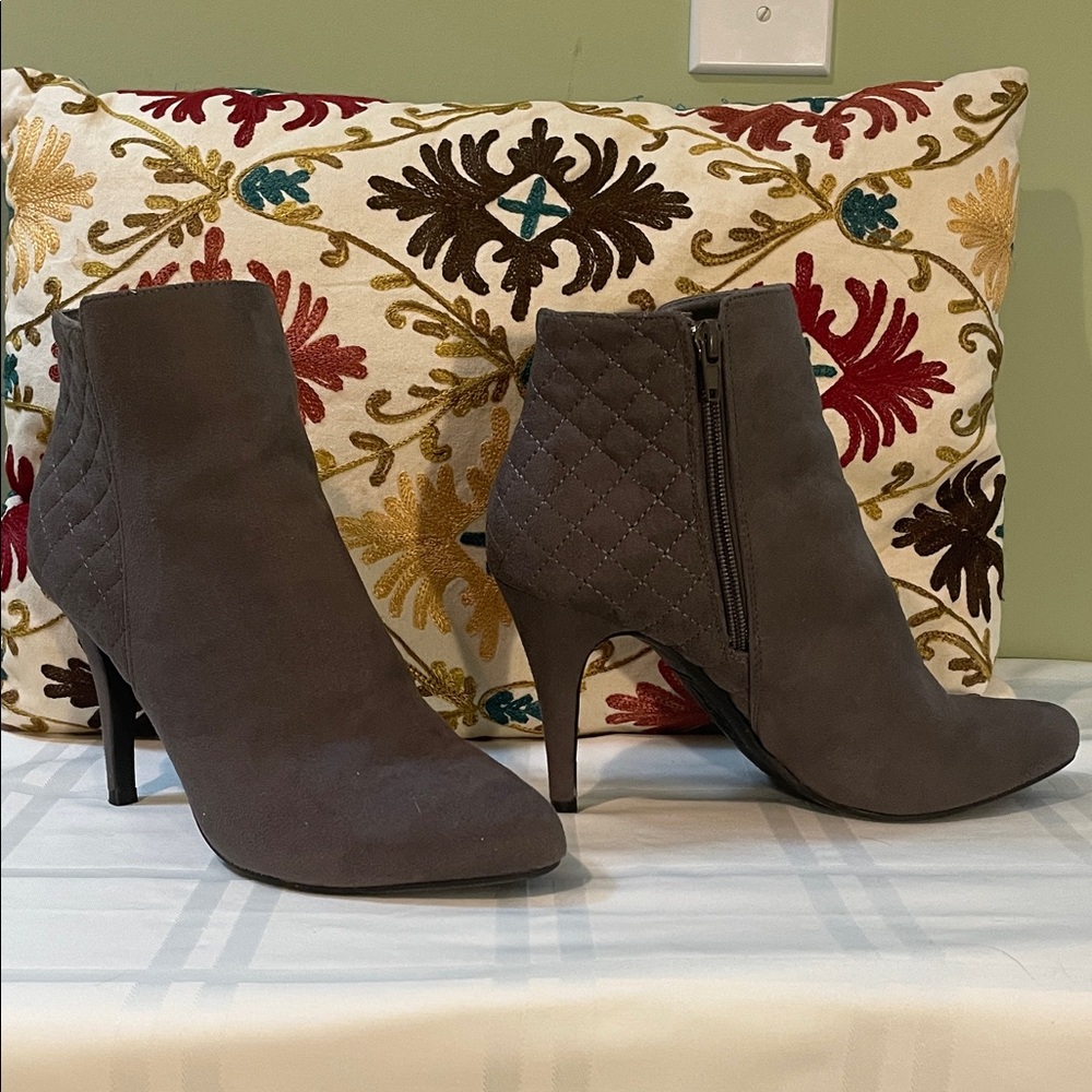 Ankle Boots high heels in gray suede. Quilted backs and side zippers, size 9